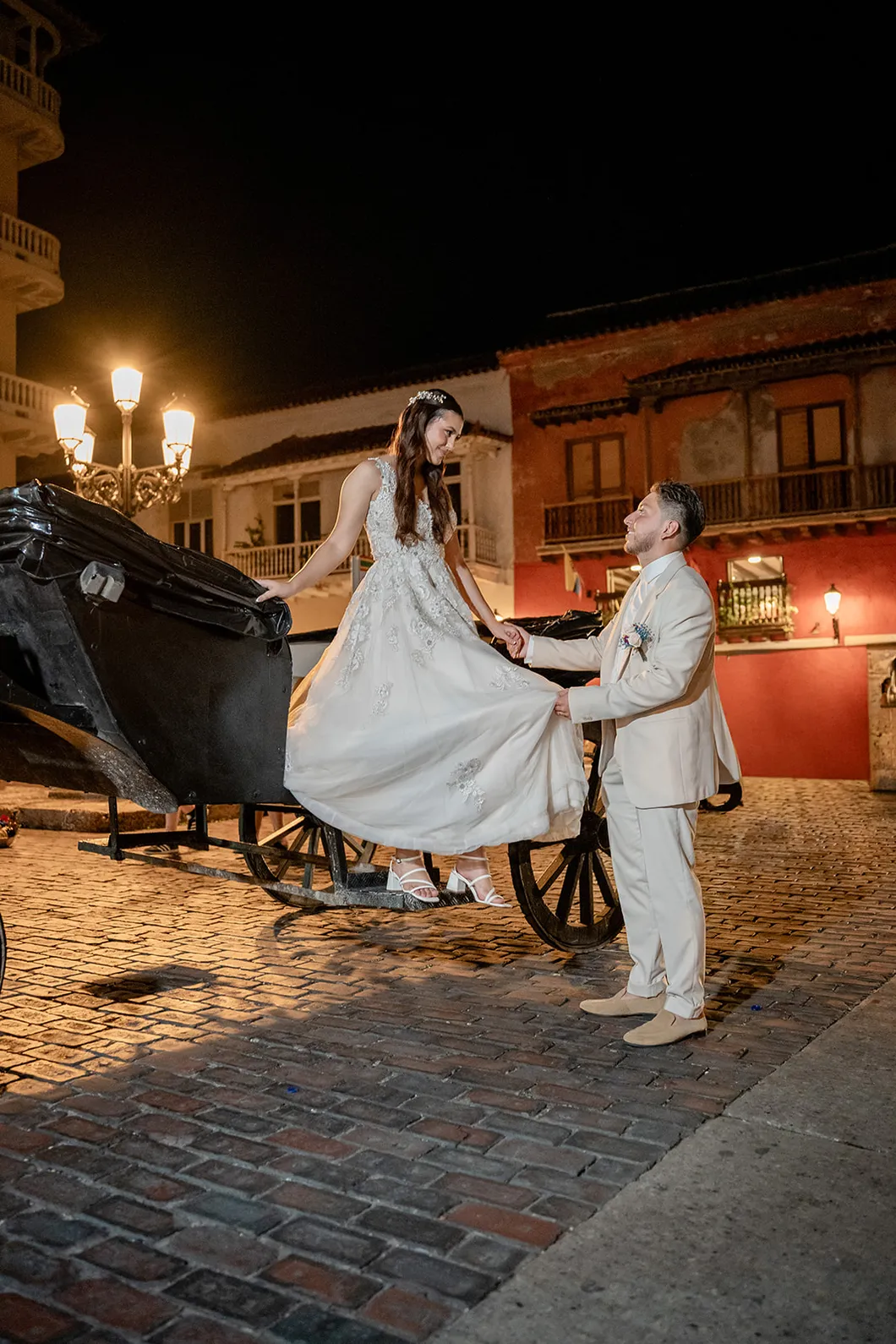 Novios junto a un carruaje en una calle empedrada de Cartagena, fotografiados por Omar Fraija